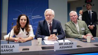 Assange (centro) junto a su esposa y el editor de WikiLeaks Kristinn Hrafnsson