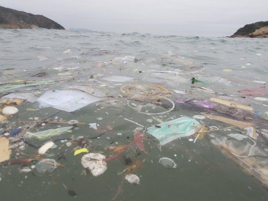 Acumulación de plásticos en el mar. 