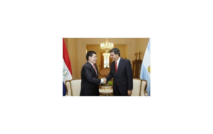 El presidente de Paraguay, Horacio Cartes y el jefe de Gabinete, Jorge Capitanich, en el palacio de Gobierno paraguayo.
