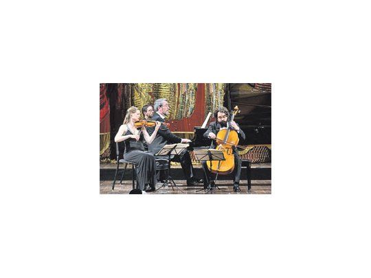 A una década de su formación, el  Atos Piano Trío muestra una cohesión inmejorable, sencilla de advertir en lo auditivo pero también en lo visual.