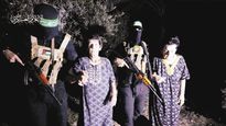 Rehenes. Otras dos mujeres liberadas por Hamás se suman a la madre y a la hija que también habían quedado en libertad el viernes pasado.