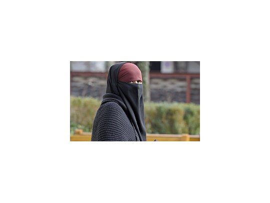 El Consejo Constitucional de Francia reafirmó la norma que sanciona a aquellas mujeres tapen su cara en lugares públicos