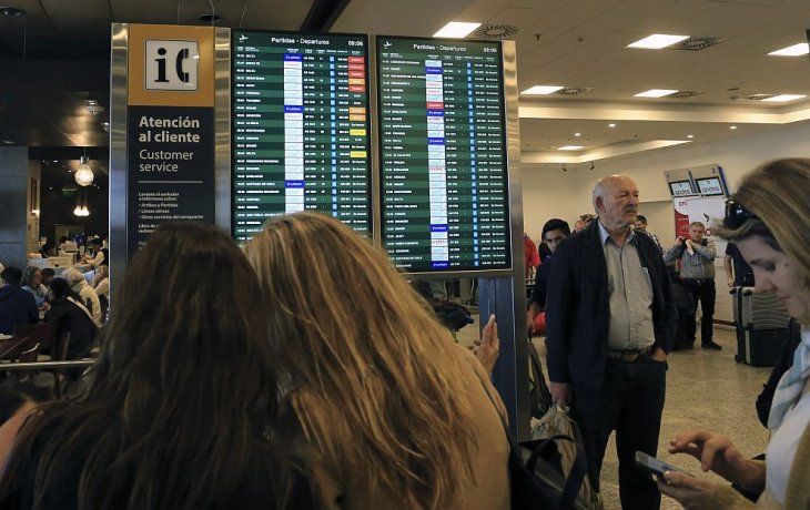 El Gobierno decidió suspender&nbsp;por 30 días los vuelos internacionales de los pasajeros provenientes de las zonas afectadas por la pandemia todos los países de Europa, Estados Unidos, Corea del Sur, Japón, China, e Irán. Pero esta lista de países será actualizada diariamente según la evolución epidemiológica.&nbsp;
