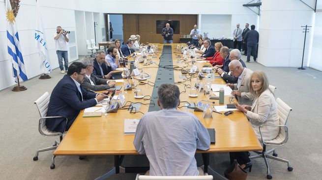 Yamandú Orsi convocó al gabinete de ministros ante la grave crisis internacional en Venezuela.