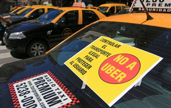 Uber (aún ilegal) sube la apuesta: lanzó función para compartir viajes