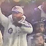 El hincha brasilero fue demorado por romper billetes en la Bombonera. El hincha brasilero fue demorado por romper billetes en la Bombonera.