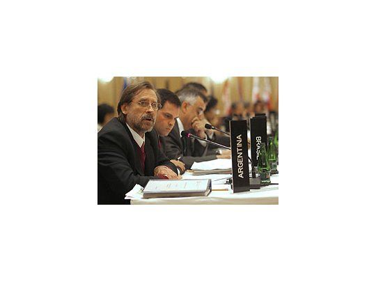 En medio de los rumores de renuncia, el ministro Fernández viajó a Chile para participar de la Asamblea Extraordinaria del BID.
