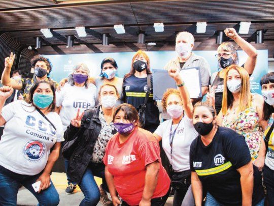 Festejo. Organizaciones piqueteras celebraban ayer la apertura del registro después del acto con Santiago Cafiero. 