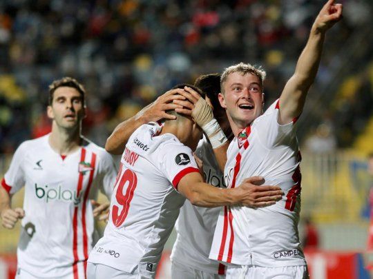 Estudiantes ganó en Chile y quedó a medio paso de la fase de grupos de la Copa Libertadores.