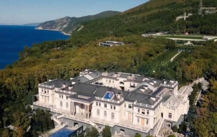 aparecio el supuesto dueno de la mansion que le atribuyen a putin
