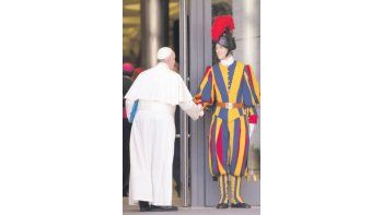 El papa Francisco saluda a un guardia suizo al ingresar en una sesión del Sínodo sobre la Familia en el Vaticano. La reunión de los obispos culmina el domingo, y el Pontífice espera que sus conclusiones le permitan avanzar en una modernización de la Iglesia.