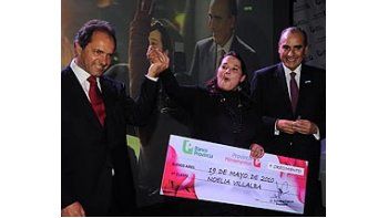 El gobernador Daniel Scioli y el presidente del Banco Provincia, Guillermo Francos, entregan el microcrédito número 5 mil.