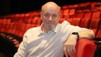Juan José Campanella escribió y dirige la obra teatral “Empieza con D, siete letras”, protagonizada por Eduardo Blanco y Fer Metilli.&nbsp;