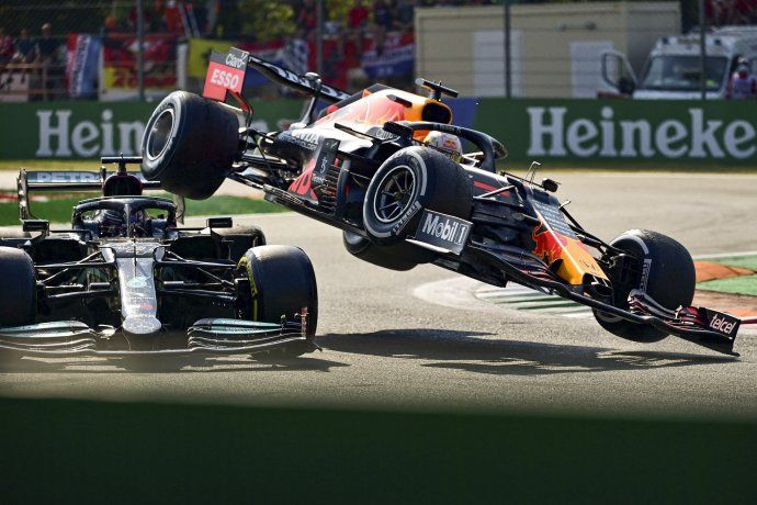 El Red Bull de Max Verstappen pasó literalmente por encima al Mercedes de Lewis Hamilton en lo que pudo haber sido otra tragedia en el circuito de Monza.