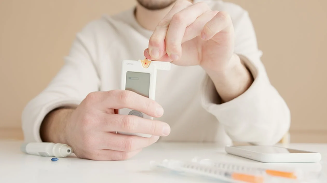 Si quieres controlar el nivel de azúcar en sangre, el licuado mágico de apio tiene beneficios que desconocías