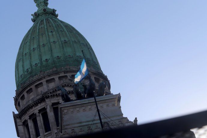 Se calcula que los libertarios junto con fuerzas aliadas pueden llegar a sumar unos 108 diputados, una cifra que los deja muy cerca de los 129 legisladores que se necesitan en la Cámara baja para tener mayoría. Se calcula que los libertarios junto con fuerzas aliadas pueden llegar a sumar unos 108 diputados, una cifra que los deja muy cerca de los 129 legisladores que se necesitan en la Cámara baja para tener mayoría.