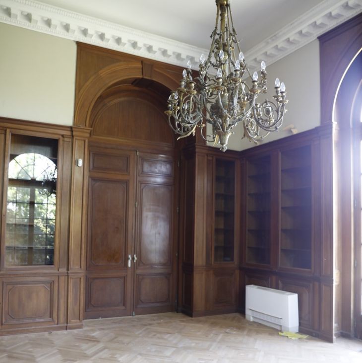 Ambiente con boiserie, pisos de madera y araña de bronce que conserva el estilo francés original de la casona Ambiente con boiserie, pisos de madera y araña de bronce que conserva el estilo francés original de la casona