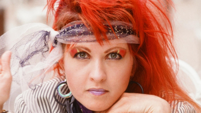 Qué fue de la vida de Cindy Lauper, la cantante con un pasado oscuro y una militancia activa.