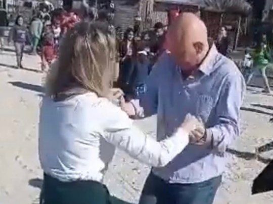 Píparo y Espert bailando en una recorrida de campaña.&nbsp;