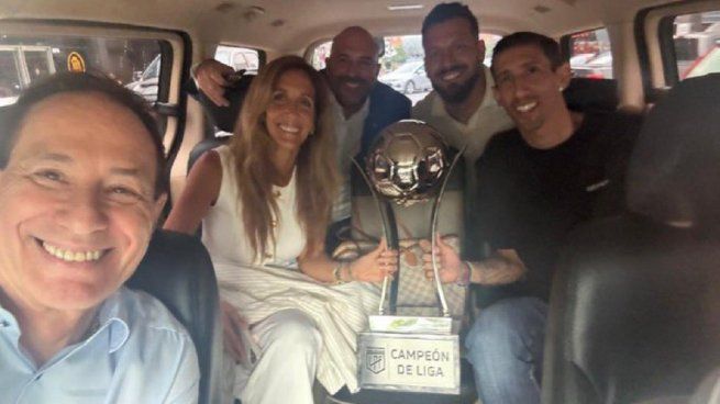 La delegación de Rosario Central festejando un título inédito en una combi.