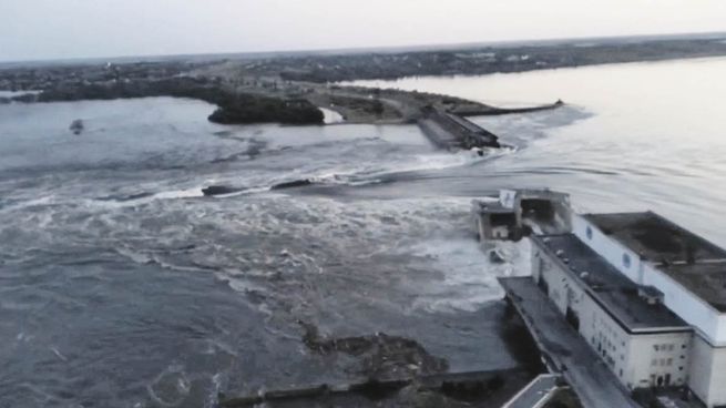 DEVASTACIÓN. Vista general de las anegaciones que causó la destrucción de la represa de Kajovka, en Ucrania. Miles de personas resultaron afectadas por el desastre.