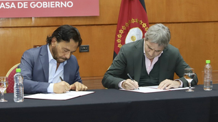El gobernador de Salta, Gustavo Sáenz (a la izquierda), firma un convenio con el ministro de Economía, Luis Caputo.