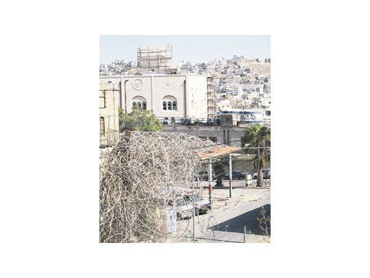 Algunas calles del sector H2 están reservadas exclusivamente al tránsito de colonos. Shuhada, una de las principales arterias de la ciudad (foto) y otrora mercado de verduras, permanece cerrada a causa del check point.   Para evitarla, los palestinos que viven allí deben transitar por un camino de tierra cercado en tramos por alambres de púa.