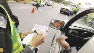 Circular con la oblea vencida puede implicar multas que superan los $100.000, según el municipio y la gravedad de la infracción. Circular con la oblea vencida puede implicar multas que superan los $100.000, según el municipio y la gravedad de la infracción.