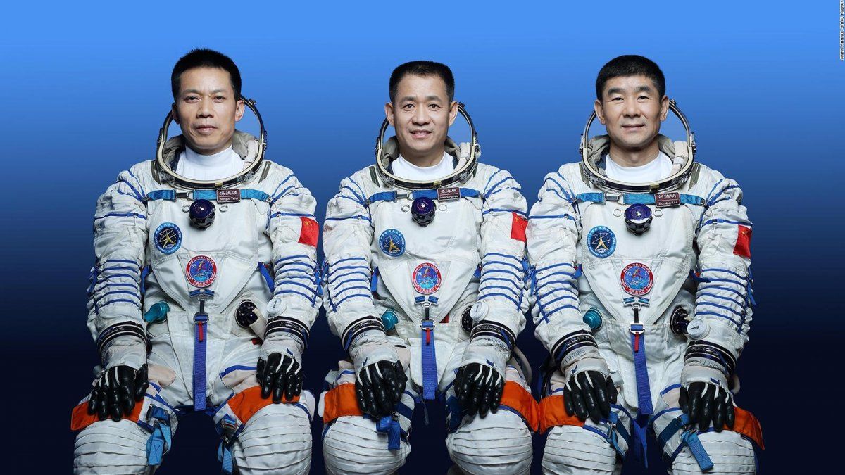 the requirements to be an astronaut in China