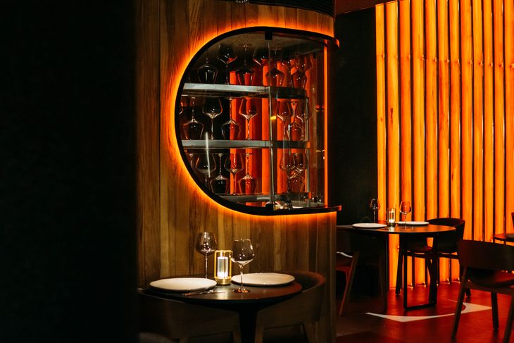 The atmosphere combines dark wood, industrial details and warm lights that invite you to stay. The atmosphere combines dark wood, industrial details and warm lights that invite you to stay.