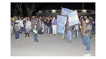 Policías autoacuartelados y sus familiares reclamaron mejoras salariales en las calles de Esquel. (Foto: gentileza Tiempo Sur)