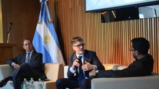 Tiscornia y Moll en diálogo con Bolis Wilson como moderador. Tiscornia y Moll en diálogo con Bolis Wilson como moderador.