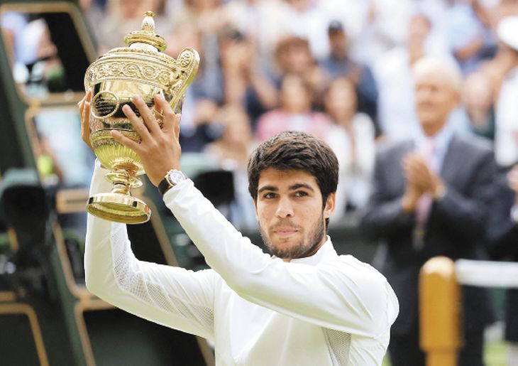 Champion. The Spanish Carlos Alcaraz was crowned Wimbledon champion, dethroning the Serbian Djokovic. Champion. The Spanish Carlos Alcaraz was crowned Wimbledon champion, dethroning the Serbian Djokovic.