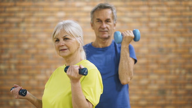 Hacer ejercicio durante la tercera edad es fundamental para la salud de las personas.