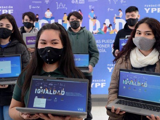 El aporte de las notebooks de la Fundación YPF se suma a las actividades educativas que realiza en&nbsp; la provincia, como los talleres para docentes, niños, niñas y adolescentes.