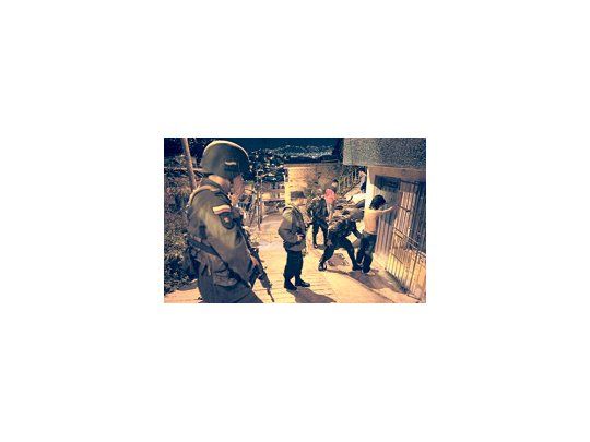 Hace un año, un operativo policial en la Comuna 13 de Medellín, barrio que antaño fue base de bandas narcos y de la guerrilla marxista FARC. Grupos paramilitares y otras facciones se reciclaron en los últimos años y reactivan el fantasma de los peores recuerdos.