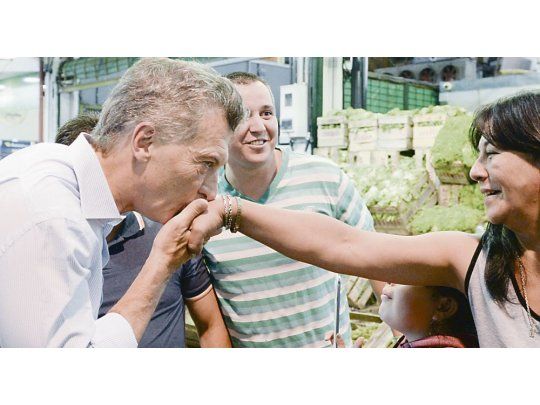 Asado. Mauricio Macri pasó ayer por el Mercado Central, habló con puesteros, y se sentó luego a comer allí un asado.