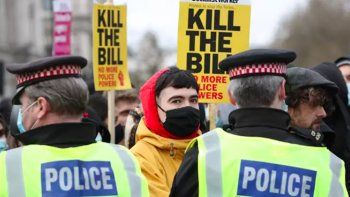 Los manifestantes de la marcha conocida como Kill the Bill (Matar la propuesta, en un juego de palabras con la película de Quentin Tarantino), arrojaron piedras y otros objetos a la policía cuando trató de dispersar la manifestación.