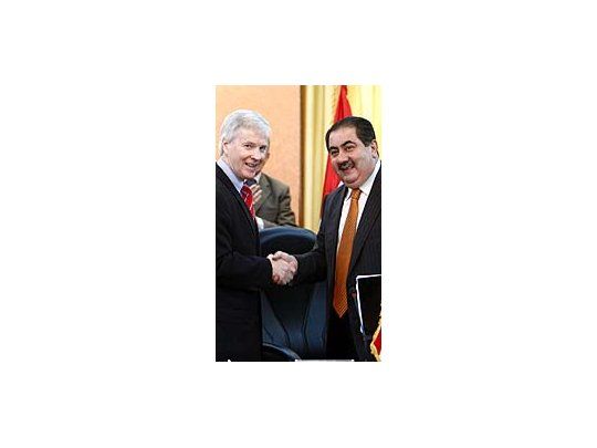 El ministro de Relaciones Exteriores de Irak, Hoshiar Zebari, y el embajador de EEUU en Bagdad, Ryan Crocker, luego de cerrar el acuerdo