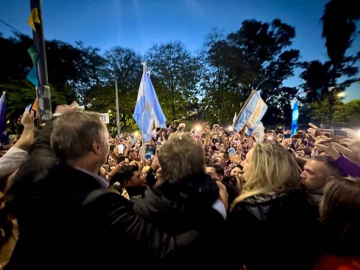 Javier Milei y Manuel Adorni hicieron una recorrida de campa&ntilde;a por el barrio de Villa Lugano.
