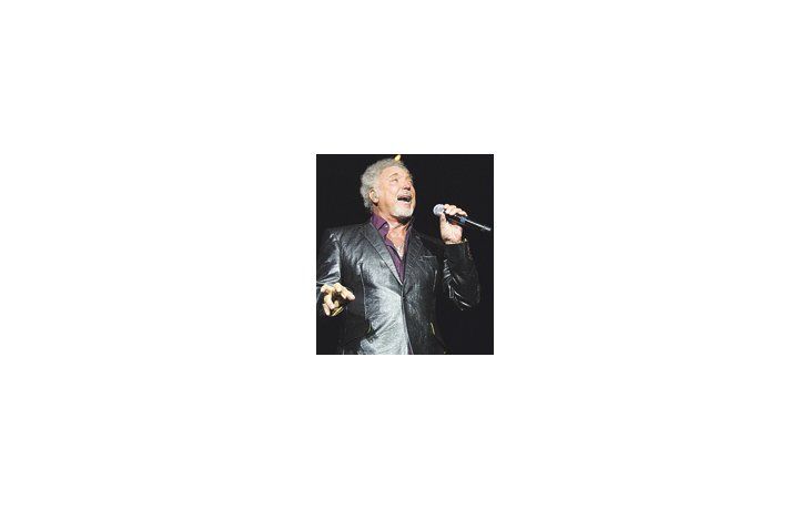 Lejos de cantar solamente los viejos éxitos, que prefiere su público (todavía numeroso, pero no para llenar el Luna Park), Tom Jones se acercó a los nuevos sonidos del rock e incluyó un repertorio claramente actual.