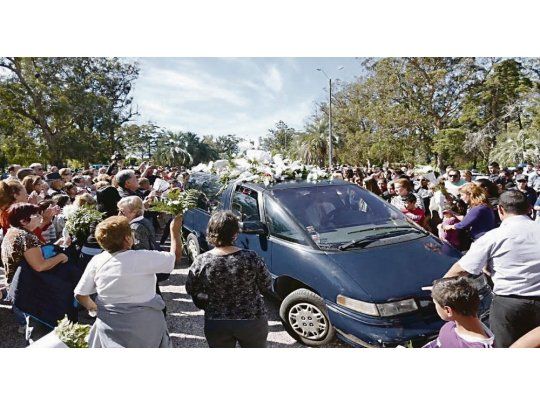 Despedida. Ayer familiares, amigos y  vecinos despidieron los restos del niño de 10 años que apareció el sábado sin vida junto a su entrenador.