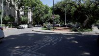 El edificio de tres pisos donde vivió Julio Cortázar, frente a la plazoleta Carlos de la Púa, con una rayuela pintada en la calle en homenaje a una de sus obras más emblemáticas