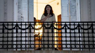 Cristina salió a saludar desde su balcón ante murgueros que se organizaron para bailar sobre la calle San josé. Cristina salió a saludar desde su balcón ante murgueros que se organizaron para bailar sobre la calle San josé.