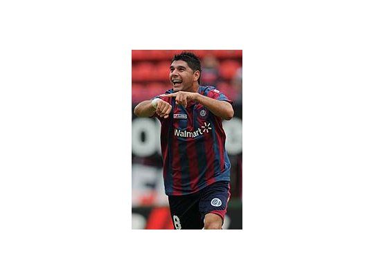 Toda la alegría. Néstor Ortigoza abrió el marcador de penal y festeja.
