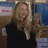 La hermana del Presidente votó en Vicente López. La hermana del Presidente votó en Vicente López.