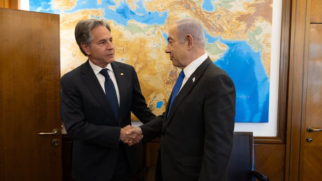 El secretario de Estado, Anthony Blinken (a la izquierda), saluda al primer ministro israelí, Benjamin Netanyahu.