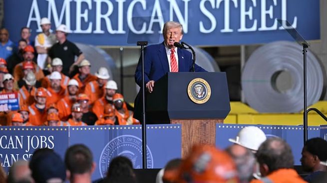 El presidente estadounidense Donald Trump planea duplicar los aranceles al acero y genera tensión con la Unión Europea.