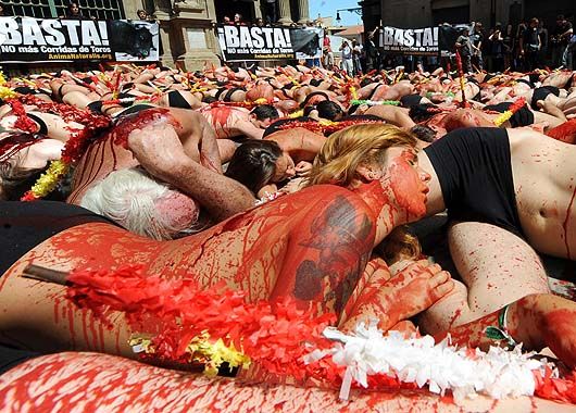 Amontonados y ensangrentados, protestaron antes del comienzo de San Fermín