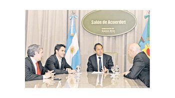 El gobernador Daniel Scioli acordó detalles organizativos junto con Greg Peters, CEO de SANZAR; Alejandro Rodríguez, secretario de Deportes provincial, y Agustín Pichot para que Los Pumas jueguen en el Estadio Único de La Plata el Rugby Championship.